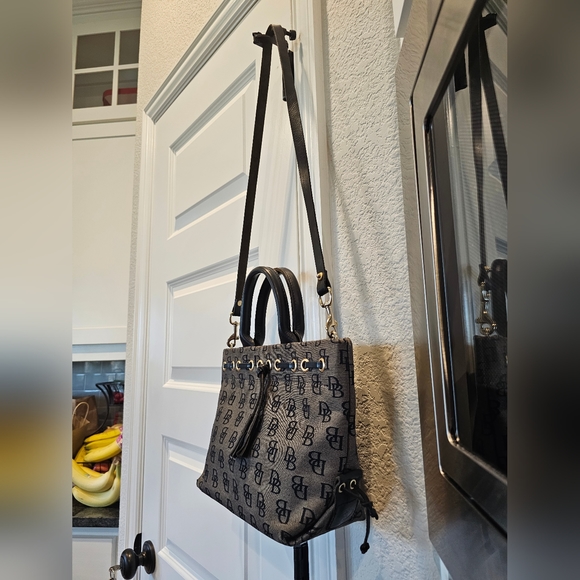 Dooney & Bourke Signature Logo Handbag with Crossbody Strap EUC - Picture 5 of 7